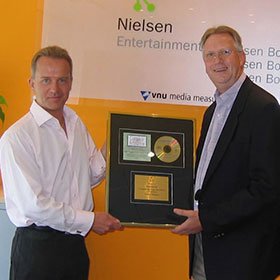 Glenn Harrold receiving a Gold Disk from Richard Knight of Nielsenn BookData